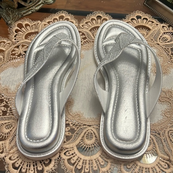 Women’s silver glitter, song style, flip, flop, heavy duty, chunky heel, size 8 - Picture 1 of 5